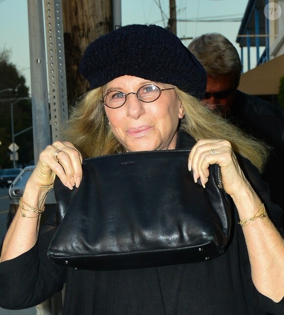 Exclusif - Barbra Streisand est allée dîner au restaurant Giorgio Baldi à Santa Monica, Los Angeles, le 24 mars 2019. La chanteuse, très souriante, tient son sac à main devant son visage.