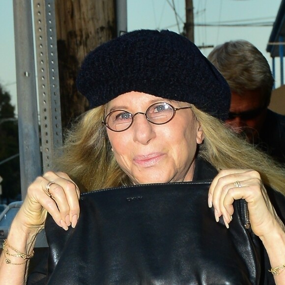 Exclusif - Barbra Streisand est allée dîner au restaurant Giorgio Baldi à Santa Monica, Los Angeles, le 24 mars 2019. La chanteuse, très souriante, tient son sac à main devant son visage.