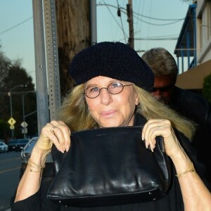 Exclusif - Barbra Streisand est allée dîner au restaurant Giorgio Baldi à Santa Monica, Los Angeles, le 24 mars 2019. La chanteuse, très souriante, tient son sac à main devant son visage