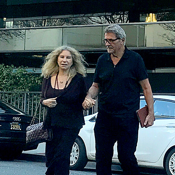 Exclusif - Barbra Streisand et son mari James Brolin traversent une rue main dans la main à Beverly Hills le 12 mars 2019.