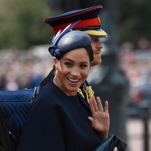 Le prince Harry, duc de Sussex, et Meghan Markle, duchesse de Sussex, lors de la parade Trooping the Colour à Londres le 8 juin 2019. La duchesse portait pour l'occasion une nouvelle bague à l'annulaire de la main gauche.