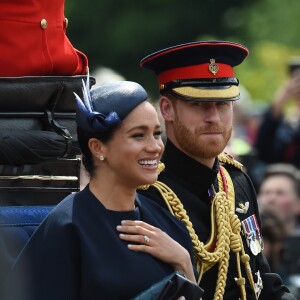 Le prince Harry, duc de Sussex, et Meghan Markle, duchesse de Sussex, lors de la parade Trooping the Colour à Londres le 8 juin 2019. La duchesse portait pour l'occasion une nouvelle bague à l'annulaire de la main gauche.