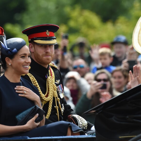 Le prince Harry, duc de Sussex, et Meghan Markle, duchesse de Sussex, lors de la parade Trooping the Colour à Londres le 8 juin 2019. La duchesse portait pour l'occasion une nouvelle bague à l'annulaire de la main gauche.