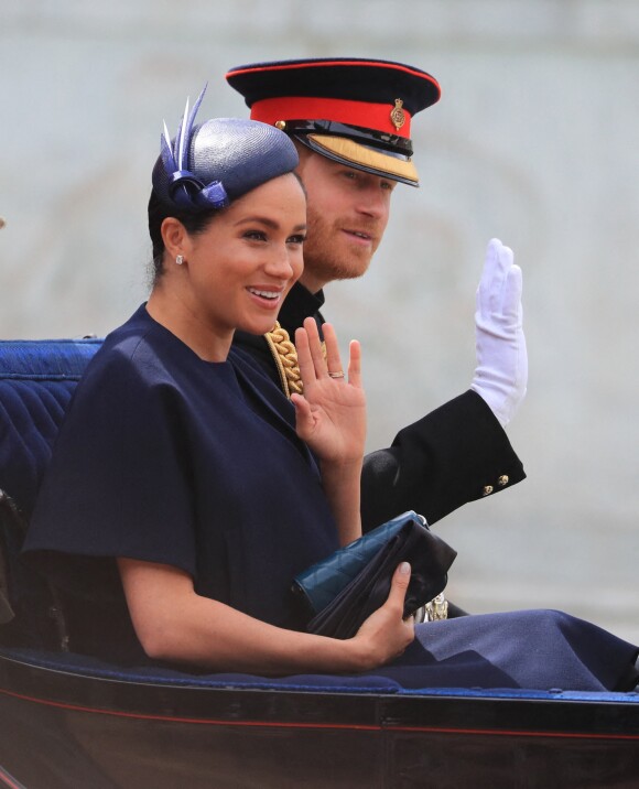 Meghan Markle, duchesse de Sussex, portait une nouvelle bague à l'annulaire de la main gauche, avec sa bague de fiançailles et son allaince, lors de la parade Trooping the Colour à laquelle elle a participé en compagnie de son époux le prince Harry à Londres le 8 juin 2019.