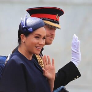 Meghan Markle, duchesse de Sussex, portait une nouvelle bague à l'annulaire de la main gauche, avec sa bague de fiançailles et son allaince, lors de la parade Trooping the Colour à laquelle elle a participé en compagnie de son époux le prince Harry à Londres le 8 juin 2019.