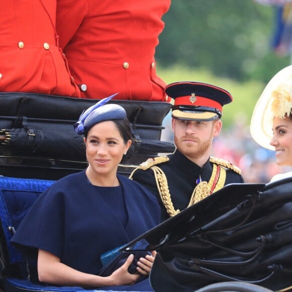 Meghan Markle, duchesse de Sussex, partageait un landau avec Kate Middleton, duchesse de Cambridge, lors de la parade Trooping the Colour à Londres le 8 juin 2019.