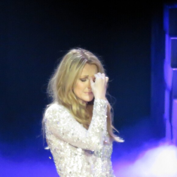 Un peu plus d'un mois après le décès de son mari René Angélil, Céline Dion est remontée sur scène au Caesars Palace à Las Vegas le 23 février 2016.