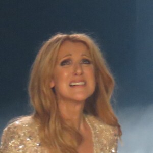 Un peu plus d'un mois après le décès de son mari René Angélil, Céline Dion est remontée sur scène au Caesars Palace à Las Vegas le 23 février 2016.