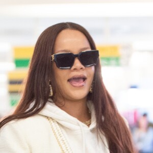 Rihanna arrive à l'aéroport de JFK à New York. Rihanna revient d'Italie où elle a passé des vacances romantiques avec son compagnon H. Jameel. Le 7 juin 2019.