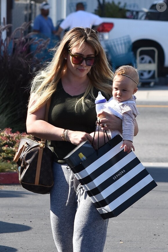 Hilary Duff se balade avec sa fille Banks Violet Bair dans le quartier de Studio City à Los Angeles, le 5 juin 2019