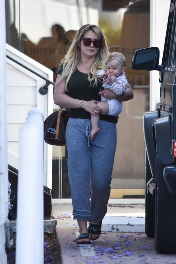 Hilary Duff se balade avec sa fille Banks Violet Bair dans le quartier de Studio City à Los Angeles, le 5 juin 2019