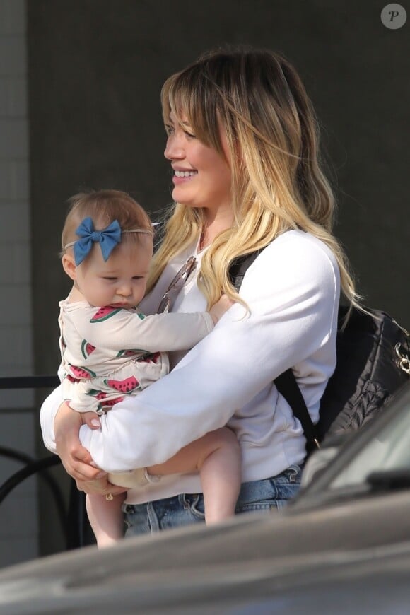 Exclusif - Hilary Duff se balade avec ses enfants Banks et Luca dans le quartier de Studio City à Los Angeles, le 3 juin 2019.