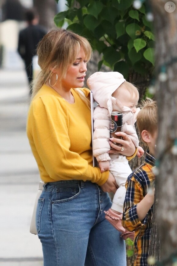 Hilary Duff, son fiancé Matthew Koma et leurs enfants Banks et Luca se promènent dans les rues de Studio City le 1er juin 2019.