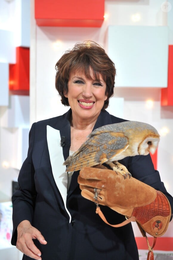 Exclusif - Roselyne Bachelot et une chouette - Enregistrement de l'émission "Vivement Dimanche" présentée par M.Drucker et diffusée le 16 juin 2019 sur France 2. Le 3 juin 2019 © Guillaume Gaffiot / Bestimage