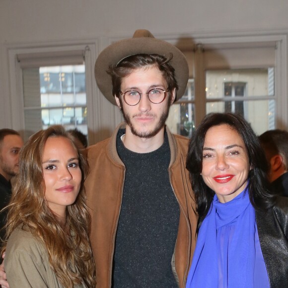 Exclusif - Jean-Baptiste Maunier et sa compagne Léa Arnezeder, Sandra Zeitoun de Matteis - Vernissage de l'exposition "MKART" aux Salons Hoche à Paris le 26 avril 2017. Plus qu'un vernissage, cet art show fut un rdv incontournable pour les amateurs d'art moderne et constitue le point de départ de l'exposition à la Galerie Sonia Monti du 27 Avril au 9 Juin 2017. 10% des bénéfices des ventes seront reversés à l'association "Mille Femmes pour Mille Vies" qui lutte contre le cancer de l'utérus. © CVS/Bestimage