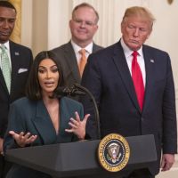 Kim Kardashian à la Maison Blanche : look sobre face à Donald Trump