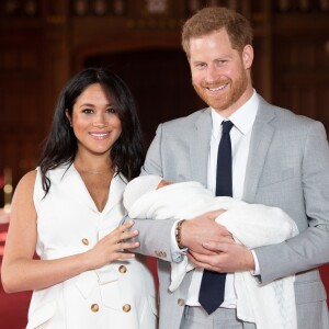 Le prince Harry et Meghan Markle, duc et duchesse de Sussex, présentent leur fils Archie Harrison Mountbatten-Windsor dans le hall St George au château de Windsor le 8 mai 2019. 8 May 2019.