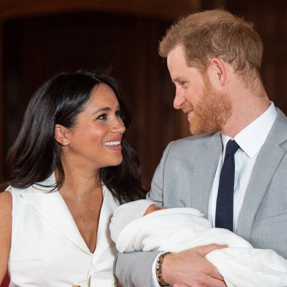 Le prince Harry et Meghan Markle, duc et duchesse de Sussex, présentent leur fils Archie Harrison Mountbatten-Windsor dans le hall St George au château de Windsor le 8 mai 2019. 8 May 2019.