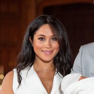 Le prince Harry et Meghan Markle, duc et duchesse de Sussex, présentent leur fils Archie Harrison Mountbatten-Windsor dans le hall St George au château de Windsor le 8 mai 2019. 8 May 2019.