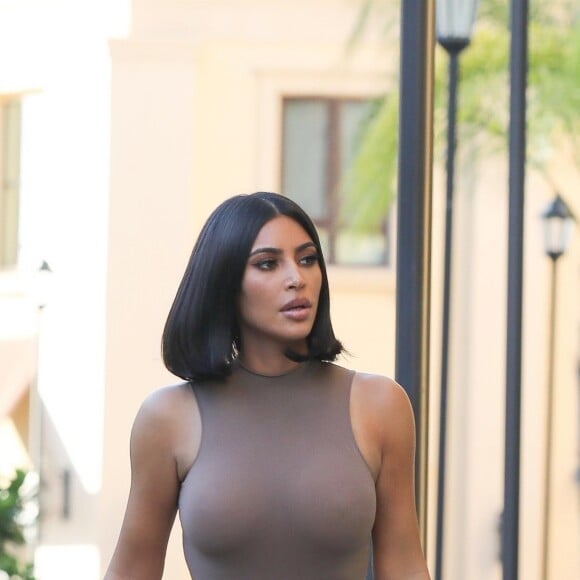 Exclusif - Kim Kardashian en jogging à la sortie d'un bureau à Calabasas, Los Angeles, le 12 juin 2019. Elle porte des baskets Yeezy.