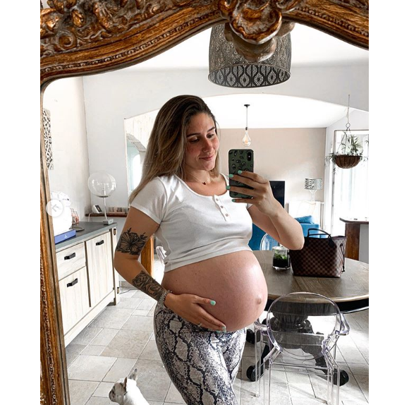 Jesta de "Koh-Lanta" enceinte de 8 mois, dévoile son baby bump et évoque sa prise de poids - 18 juin 2019
