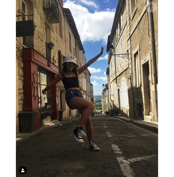 Jade Hallyday sur les traces de son papa dans la commune de Lectoure. Photo publiée sur Instagram le 18 juin 2019.