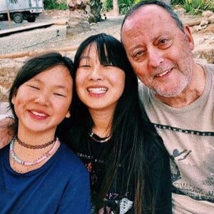 Jade Hallyday publie une photo d'elle avec sa petite soeur Joy et son parrain Jean Reno, prise lors de vacances à Saint-Barthélemy, sur Instagram, le 10 mars 2019.