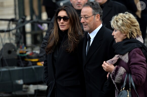 Jean Reno et sa femme Zofia - Sorties de l'église de la Madeleine après les obsèques de Johnny Hallyday à Paris le 9 décembre 2017. © Veeren / Bestimage