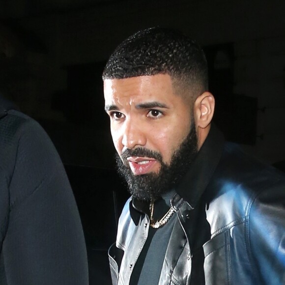 Drake sort du club Tramp à 5h du matin dans le quartier de Mayfair à Londres, Royaume Uni, le 12 avril 2019.