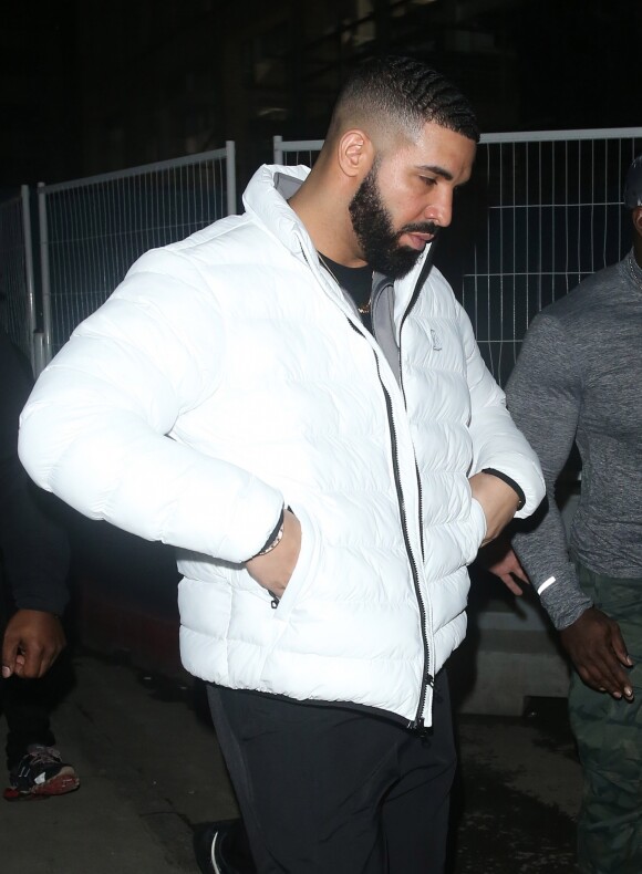 Drake quitte le club "Tape" à Londres ou il a fait la fête avec U. Bolt jusqu'à 3 heures du matin le 9 avril 2019.