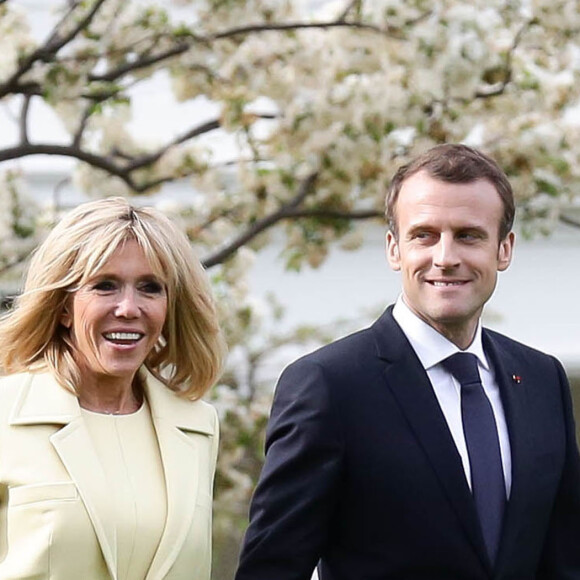 Le président américain Donald Trump et le président de la République française Emmanuel Macron plantent ensemble un chêne, dans les jardins de la Maison Blanche, sous les yeux des Premières Dames Melania Trump et Brigitte Macron (Trogneux) à Washington, The District, Etats-Unis, le 23 avril 2018. © Stéphane Lemouton/Bestimage