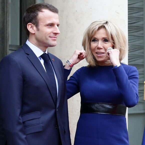 Le président Emmanuel Macron et La première dame Brigitte Macron - Le Président de la république et la première dame raccompagnent le Grand Duc et la Grande Duchesse du Luxembourg après leur entretien au palais de l'Elysée à Paris le 19 mars 2018. © Stéphane Lemouton / Bestimage