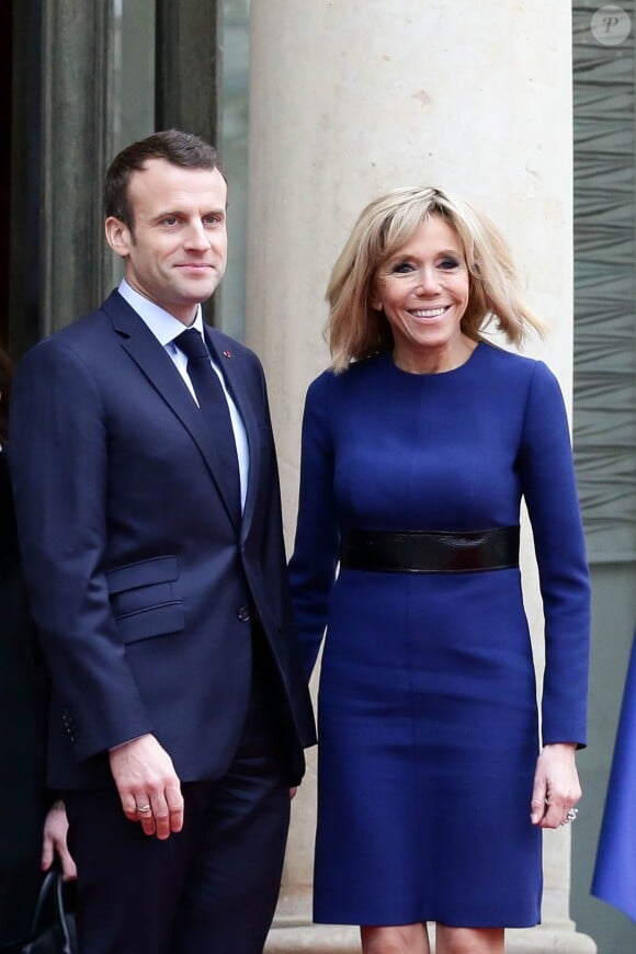 Le président Emmanuel Macron, la première dame Brigitte Macron - Le Président de la république et la première dame raccompagnent le Grand Duc et la Grande Duchesse du Luxembourg après leur entretien au palais de l'Elysée à Paris le 19 mars 2018. © Stéphane Lemouton / Bestimage