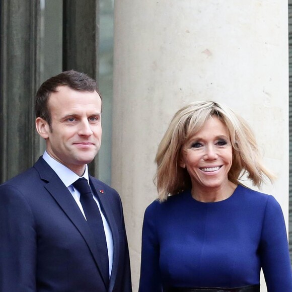 Le président Emmanuel Macron, la première dame Brigitte Macron - Le Président de la république et la première dame raccompagnent le Grand Duc et la Grande Duchesse du Luxembourg après leur entretien au palais de l'Elysée à Paris le 19 mars 2018. © Stéphane Lemouton / Bestimage