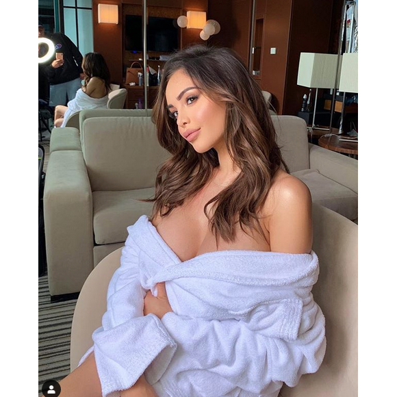 Nabilla sensuelle en peignoir à Cannes. Mai 2019.