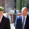 Exclusif - Boris Johnson, son vélo à la main, à la sortie du restaurant "Scott" à Londres, le 24 avril 2019.