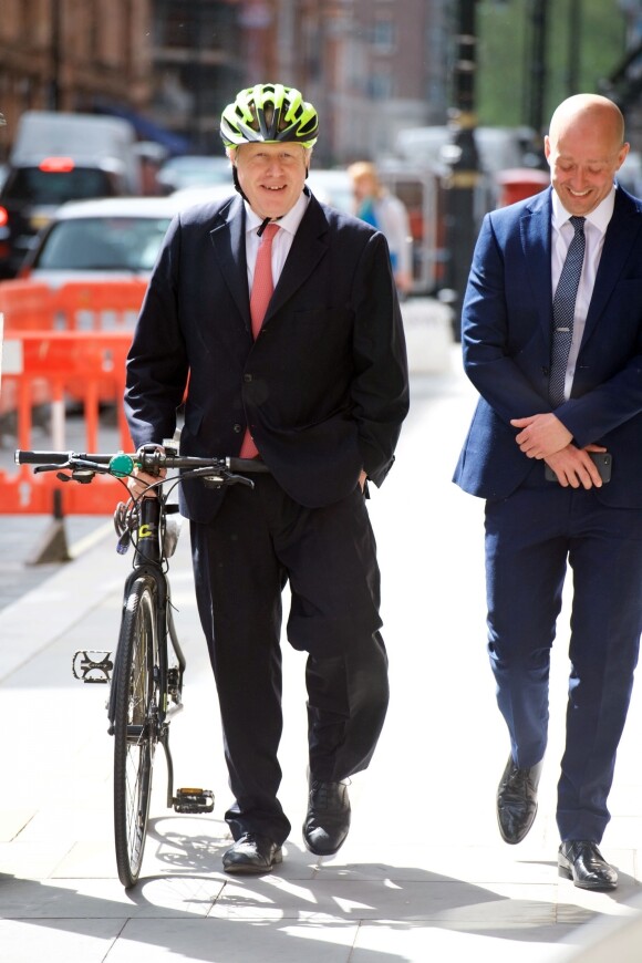 Exclusif - Boris Johnson, son vélo à la main, à la sortie du restaurant "Scott" à Londres, le 24 avril 2019.