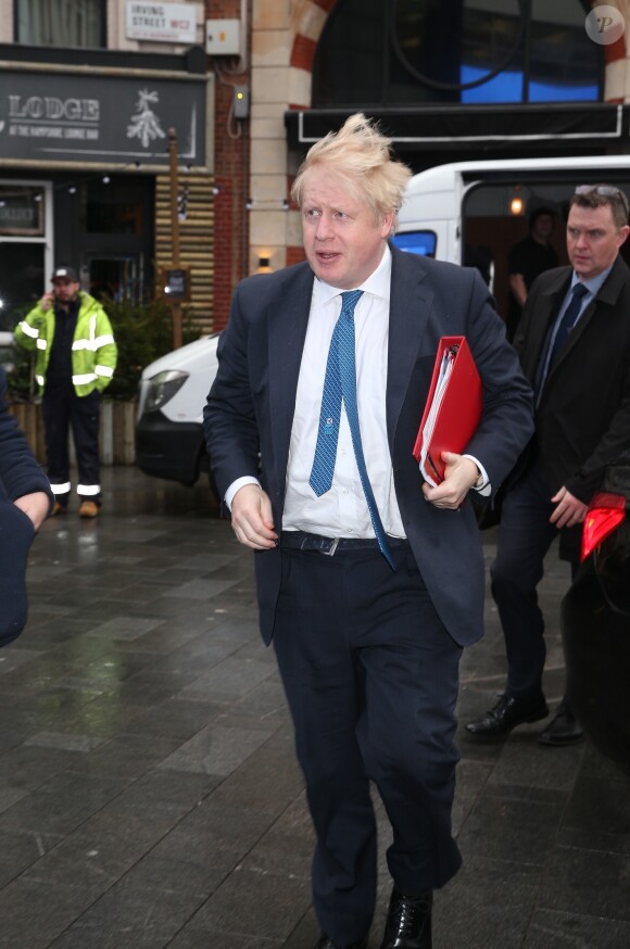 Le secrétaire d'état britannique des Affaires étrangères et du Commonwealth Boris Johnson à la sortie des studios de "Global Radio" à Londres. Le 15 mars 2018