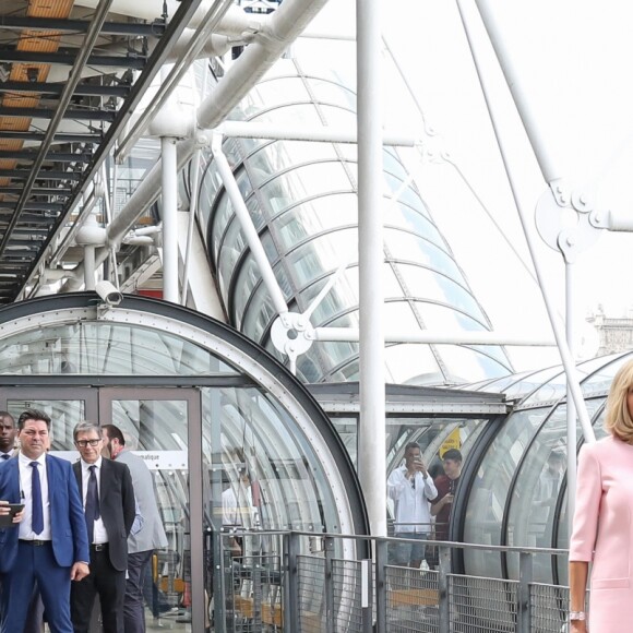 La première dame Brigitte Macron et la princesse Mary de Danemark visitent l'exposition de la sculptrice danoise Sonja Ferlov Mancoba (1911-1984) au Centre Pompidou, à Paris, le 24 juin 2019. © Stéphane Lemouton / Bestimage