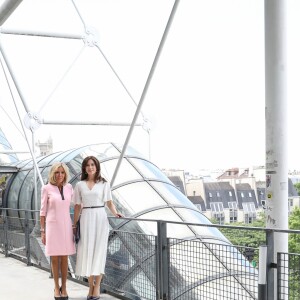 La première dame Brigitte Macron et la princesse Mary de Danemark visitent l'exposition de la sculptrice danoise Sonja Ferlov Mancoba (1911-1984) au Centre Pompidou, à Paris, le 24 juin 2019. © Stéphane Lemouton / Bestimage