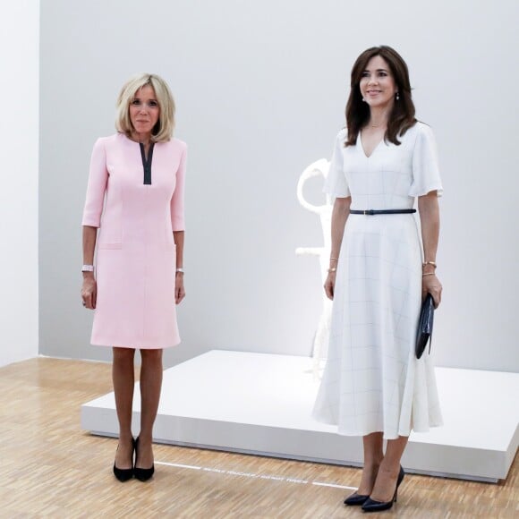 La première dame Brigitte Macron et la princesse Mary de Danemark visitent l'exposition de la sculptrice danoise Sonja Ferlov Mancoba (1911-1984) au Centre Pompidou, à Paris, le 24 juin 2019. © Stéphane Lemouton / Bestimage
