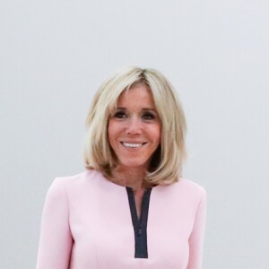 La première dame Brigitte Macron visite l'exposition de la sculptrice danoise Sonja Ferlov Mancoba (1911-1984) au Centre Pompidou, à Paris, le 24 juin 2019. © Stéphane Lemouton / Bestimage