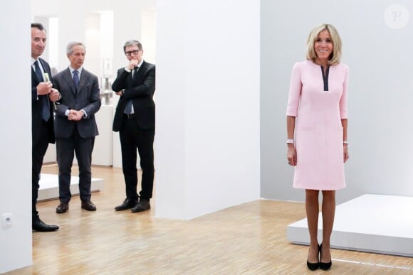 La première dame Brigitte Macron visite l'exposition de la sculptrice danoise Sonja Ferlov Mancoba (1911-1984) au Centre Pompidou, à Paris, le 24 juin 2019. © Stéphane Lemouton / Bestimage