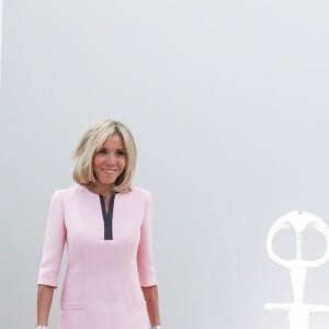 La première dame Brigitte Macron visite l'exposition de la sculptrice danoise Sonja Ferlov Mancoba (1911-1984) au Centre Pompidou, à Paris, le 24 juin 2019. © Stéphane Lemouton / Bestimage