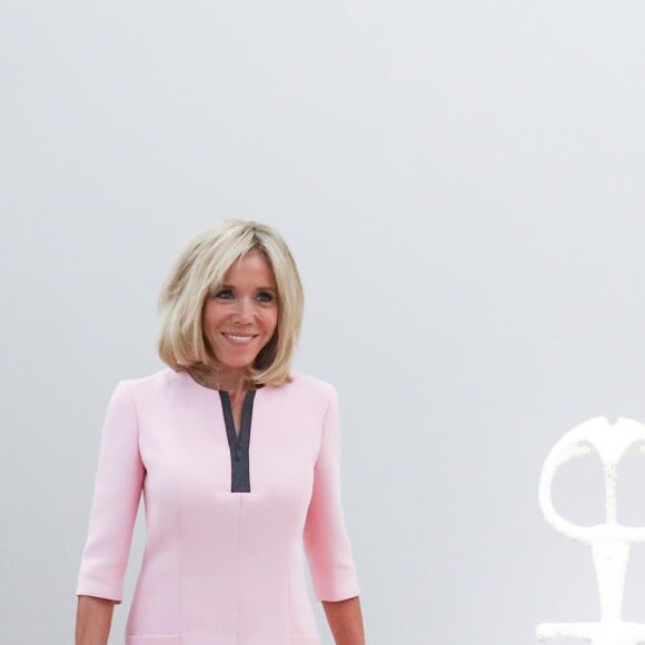 La première dame Brigitte Macron visite l'exposition de la sculptrice danoise Sonja Ferlov Mancoba (1911-1984) au Centre Pompidou, à Paris, le 24 juin 2019. © Stéphane Lemouton / Bestimage