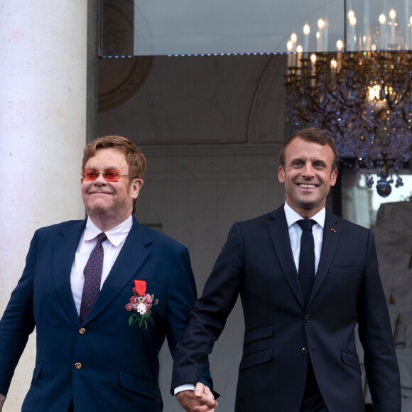 Elton John et Emmanuel Macron, président de la République - Après avoir remis la légion d'honneur à E.John, E.Macron lance en présence de la star la Fête de la Musique au Palais de l'Elysée. Pour l'occasion la cours est ouverte au public et des groupes de musique exclusivement féminins ont été invités. Un appel à la mobilisation internationale pour accroître les fonds de la lutte contre le sida, le paludisme et la tuberculose a également été lancé au cours de l'évènement. Paris, le 21 juin 2019. © Xavier Popy / Pool / Bestimage