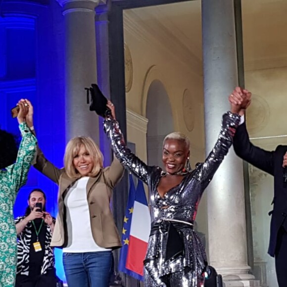 Le président Emmanuel Macron, sa femme Brigitte Macron, Iris Gold et Pongo - Après avoir remis la légion d'honneur à Elton John, Emmanuel Macron lance en présence de la star la Fête de la Musique au Palais de l'Elysée. Pour l'occasion la cours est ouverte au public et des groupes de musique exclusivement féminins ont été invités. Un appel à la mobilisation internationale pour accroître les fonds de la lutte contre le sida, le paludisme et la tuberculose a également été lancé au cours de l'événement.