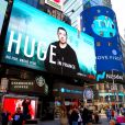 Illustration d'un écran de promotion pour la série de Netflix "Huge in France" avec Gad Elmaleh à Times Square, New York le 4 avril 2019.