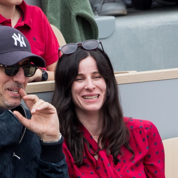 Gad Elmaleh et une amie assistent à la finale messieurs des internationaux de France de tennis de Roland Garros à Paris le 9 juin 2019. © Jacovides-Moreau/Bestimage