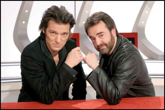 Yvan Le Bolloc'h et Bruno Solo sur le plateau de 'STAR MAG' pour la promotion de leur film 'Espace Detente' (Camera Cafe le film), le 31 janvier 2005 à Paris.